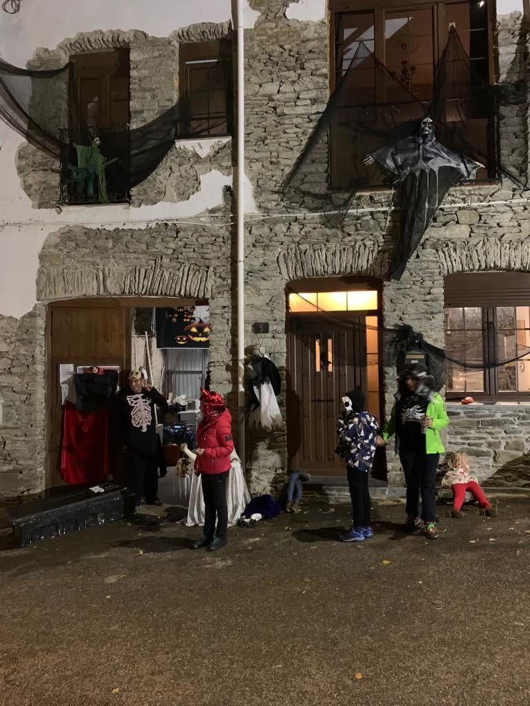 La localidad leonesa celebra la 'terrorífica' fiesta de Halloween con los más pequeños como grandes protagonistas. 