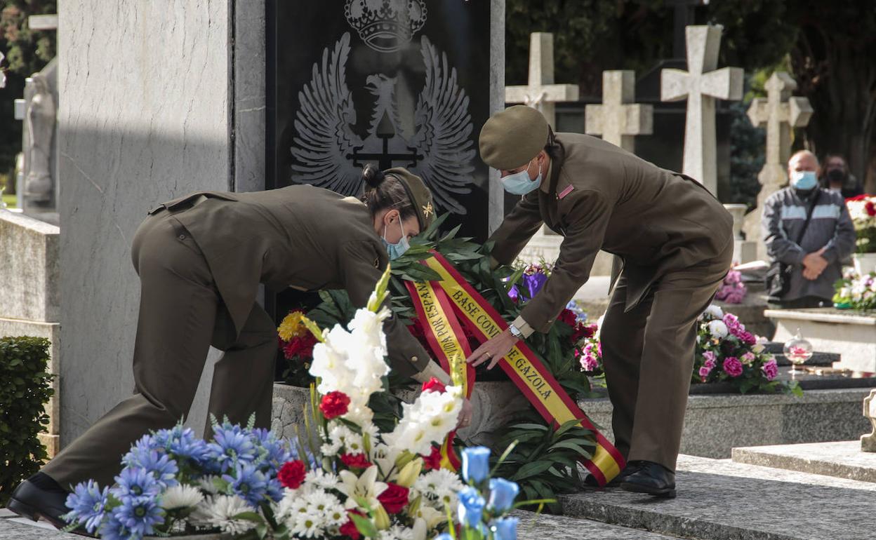 Homenaje de los militares en el cementerio de León. 