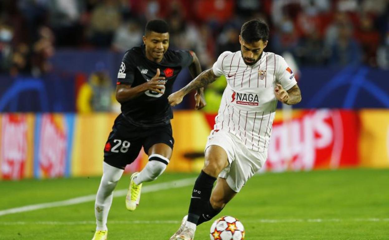 Suso conduce el balón ante Reinildo Mandava. 