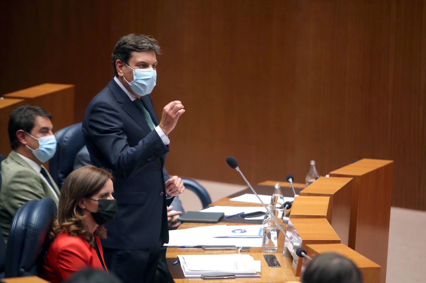 El consejero de Economía y Hacienda, Carlos Fernández Carriedo, durante el Pleno de las Cortes