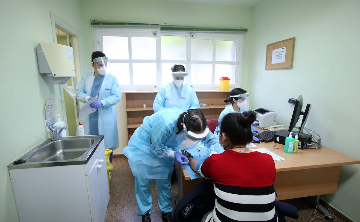 Sanitarios atienden a una paciente en un centro de salud de Gijón.