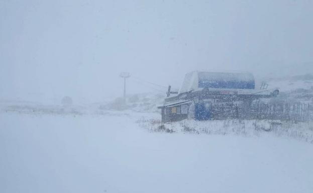 Imagen de la importante navada caída este miércoles en San Isidro; en vídeo, nevada en la localidad de Redipollos. 