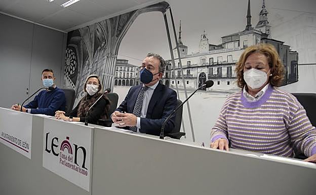 La corporación popular en el Ayuntameinto de León analiza los presupuestos para e próximo ejercicio.