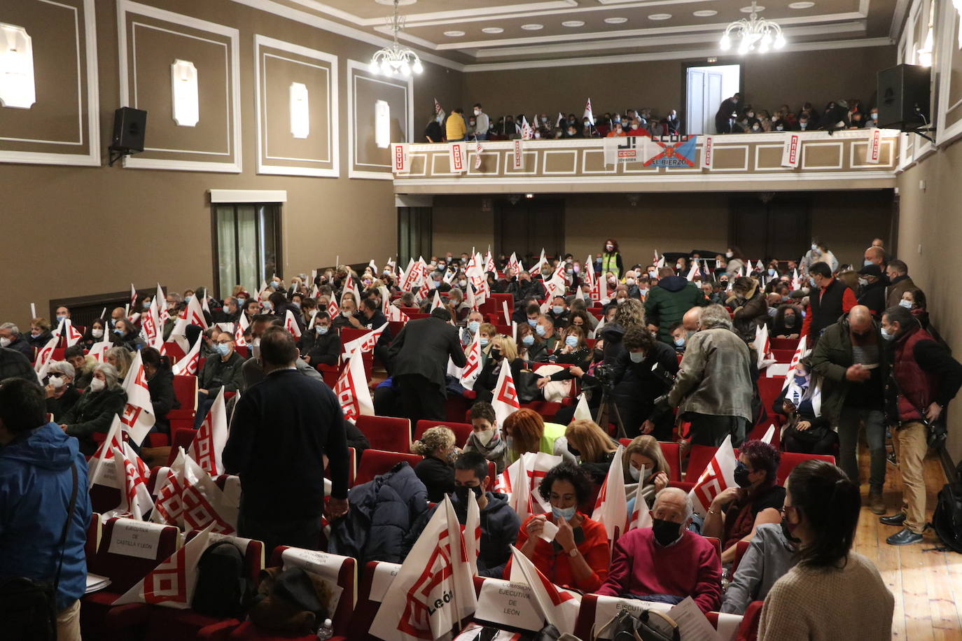 Asamblea de CCOO que reúne en la ciudad de León a más de 300 delegados de la provincia. En la imagen, los secretarios provincial y autonómico del sindicato, Xosepe Vega y Vicente Andrés.