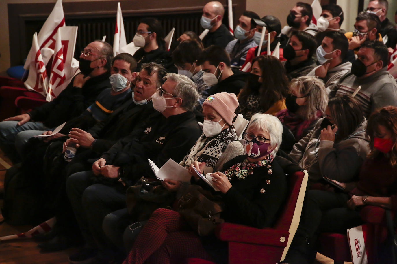 Asamblea de CCOO que reúne en la ciudad de León a más de 300 delegados de la provincia. En la imagen, los secretarios provincial y autonómico del sindicato, Xosepe Vega y Vicente Andrés.