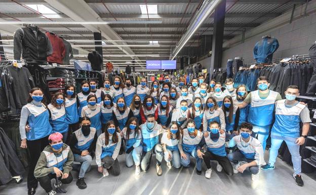 Galería. La tienda deportiva abre sus puertas este viernes 5 de noviembre con buena acogida por parte de los leoneses.