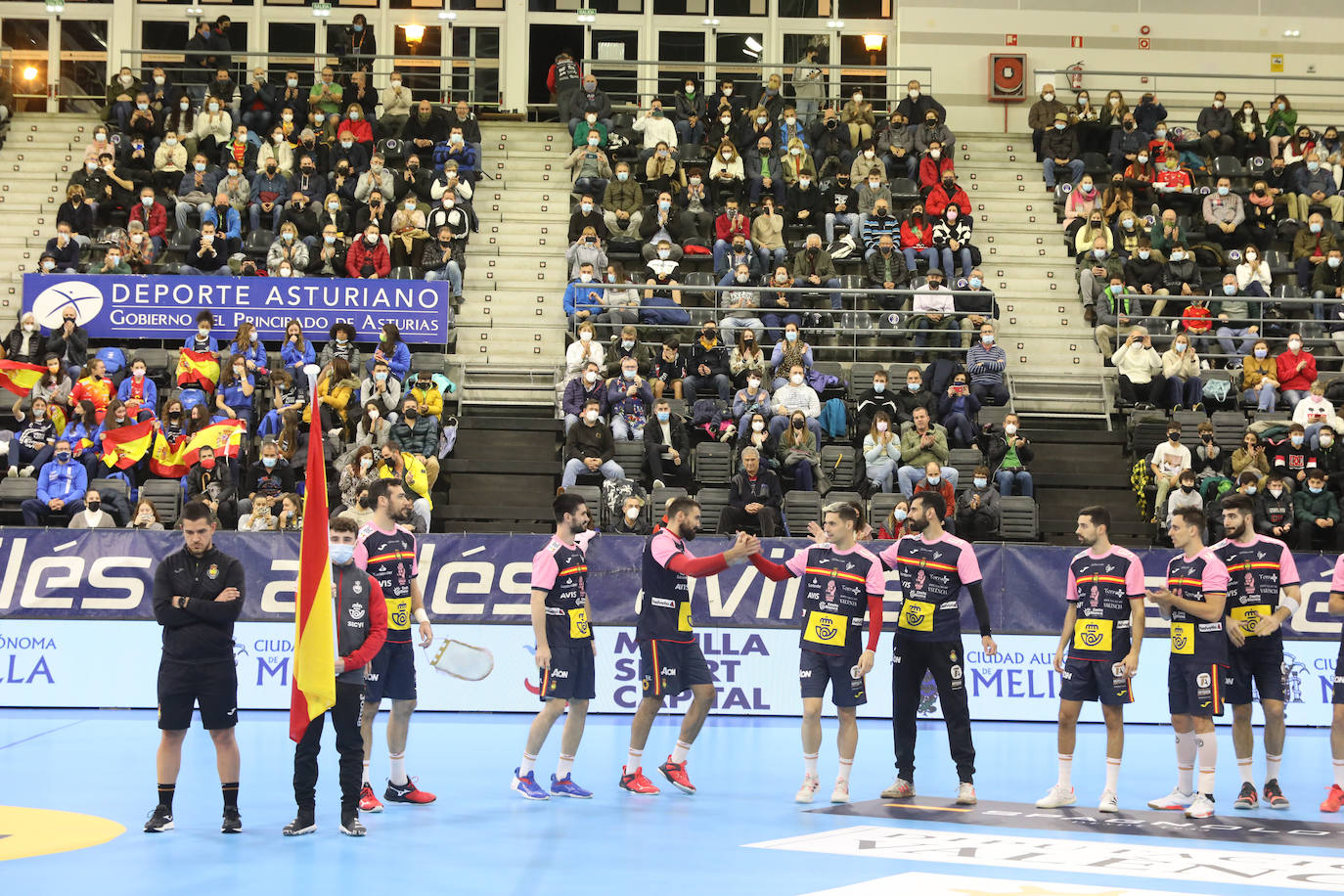 El jugador del Abanca Ademar ha debutado con la selección española ante Rumanía en Asturias.