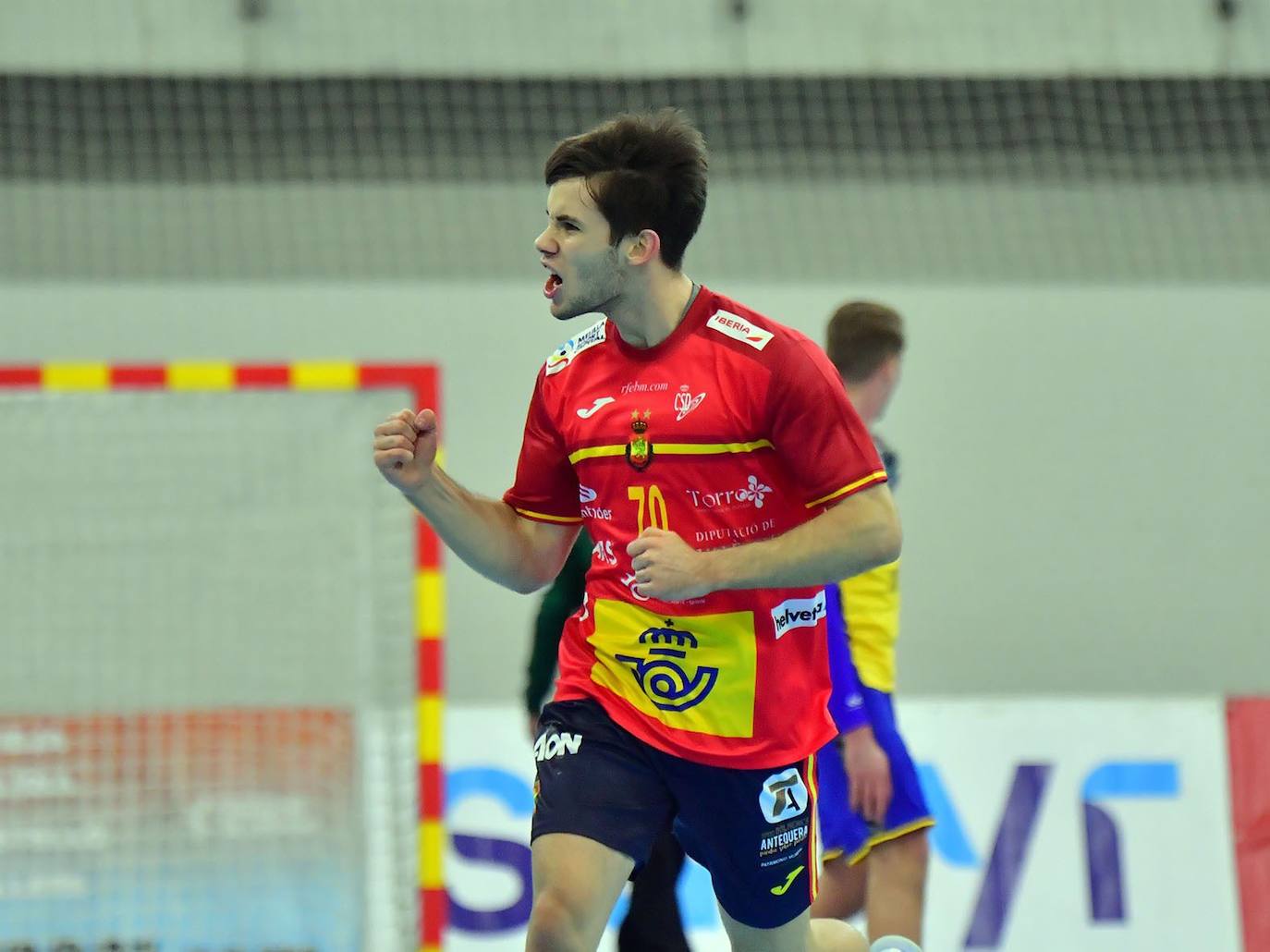 El jugador del Abanca Ademar ha debutado con la selección española ante Rumanía en Asturias.