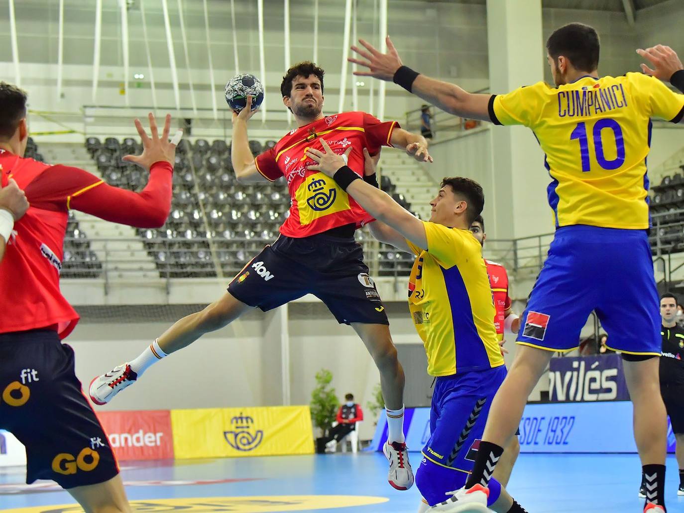 El jugador del Abanca Ademar ha debutado con la selección española ante Rumanía en Asturias.