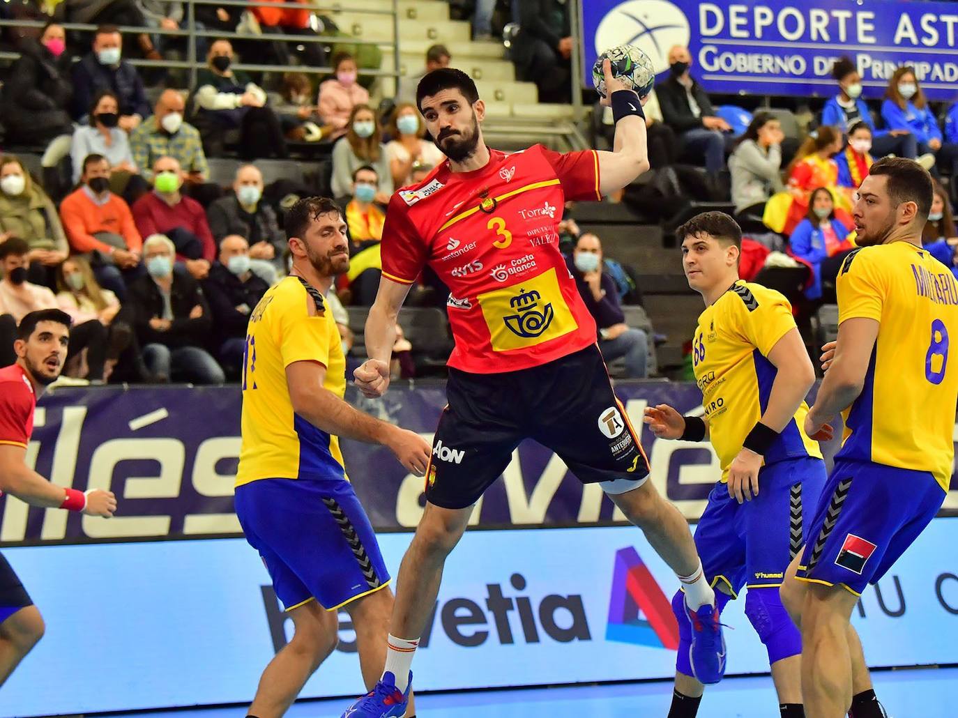 El jugador del Abanca Ademar ha debutado con la selección española ante Rumanía en Asturias.