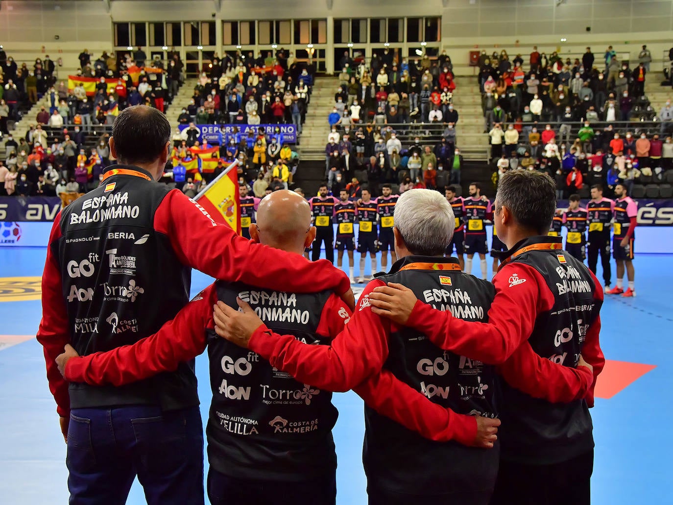 El jugador del Abanca Ademar ha debutado con la selección española ante Rumanía en Asturias.