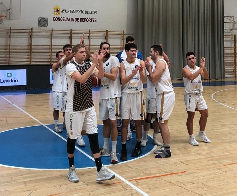 Imagen de los jugadores del Reino de León agradeciendo a la grada.