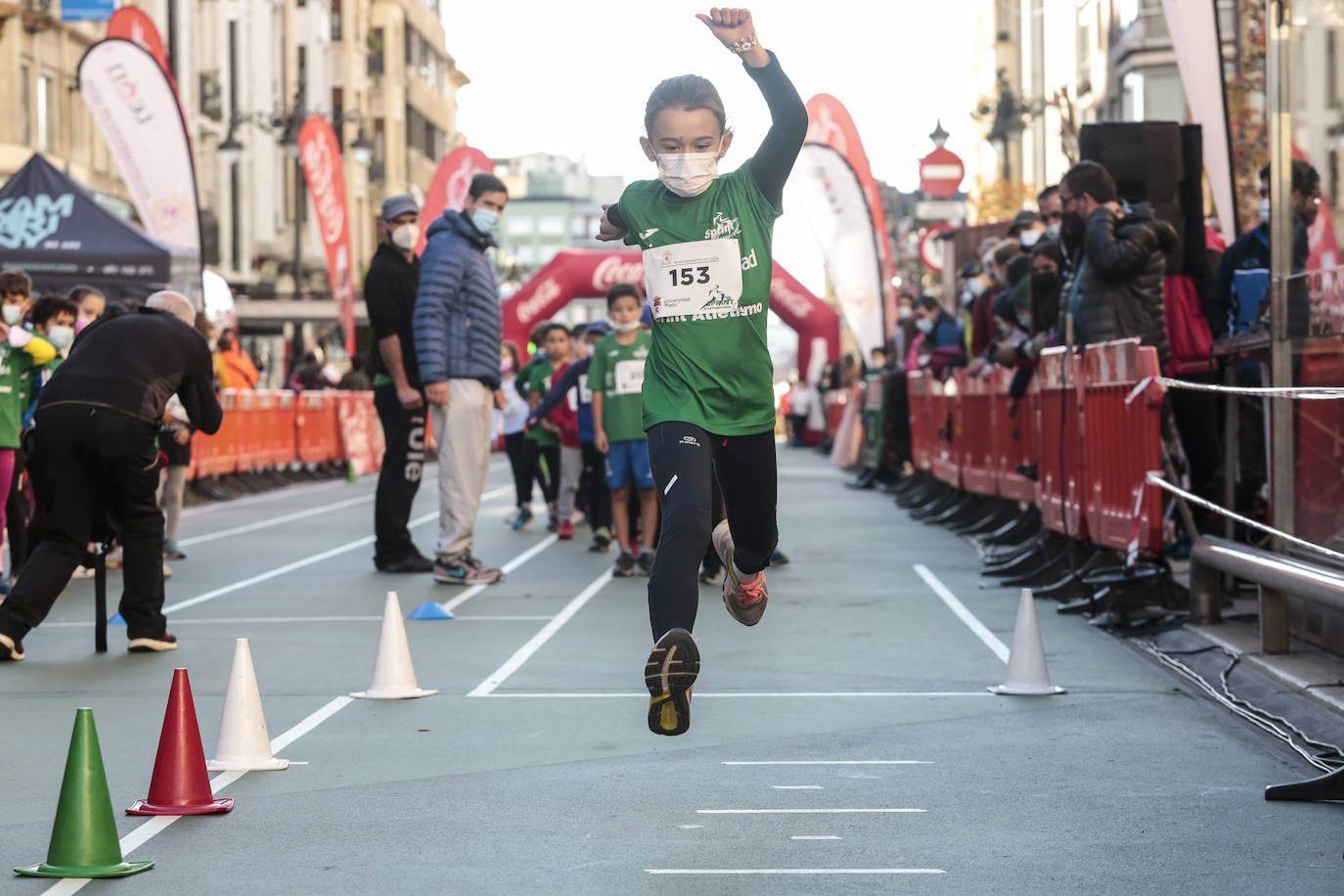 Más de 300 deportistas se han dado cita en esta peatonalizada arteria para realizar una exhibición de atletismo en la calle, ratificando así a Ordoño como un nuevo escenario leonés para practicar deporte al aire libre.