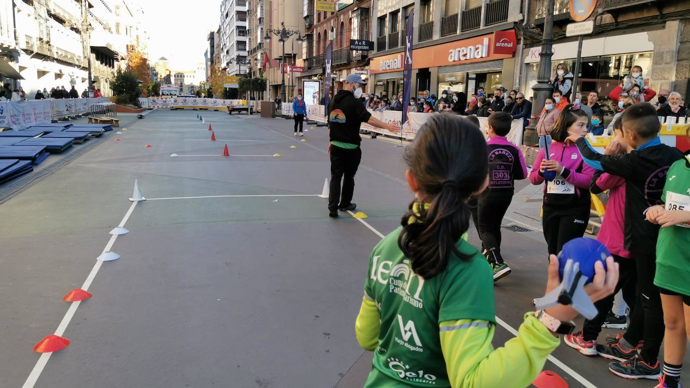 Más de 300 deportistas se han dado cita en esta peatonalizada arteria para realizar una exhibición de atletismo en la calle, ratificando así a Ordoño como un nuevo escenario leonés para practicar deporte al aire libre.