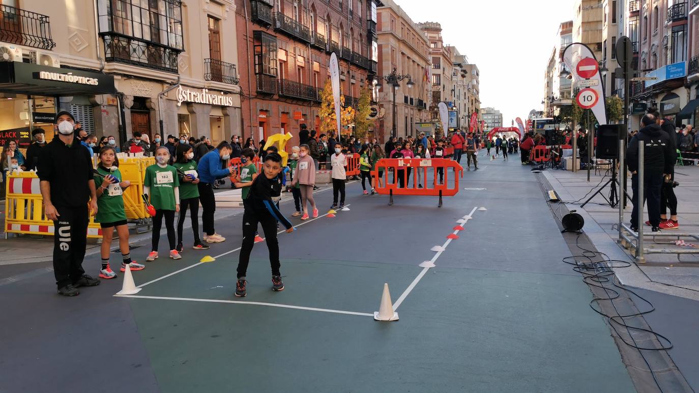 Más de 300 deportistas se han dado cita en esta peatonalizada arteria para realizar una exhibición de atletismo en la calle, ratificando así a Ordoño como un nuevo escenario leonés para practicar deporte al aire libre.