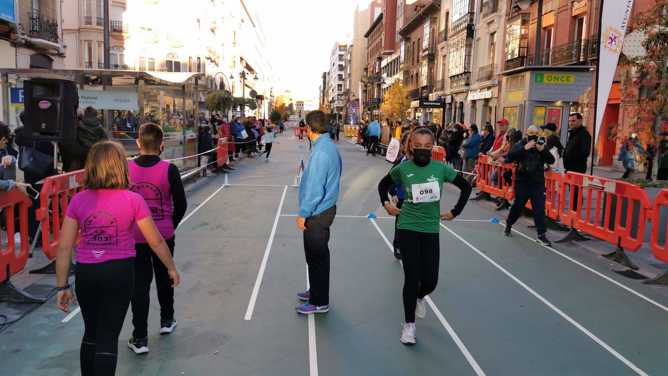 Más de 300 deportistas se han dado cita en esta peatonalizada arteria para realizar una exhibición de atletismo en la calle, ratificando así a Ordoño como un nuevo escenario leonés para practicar deporte al aire libre.