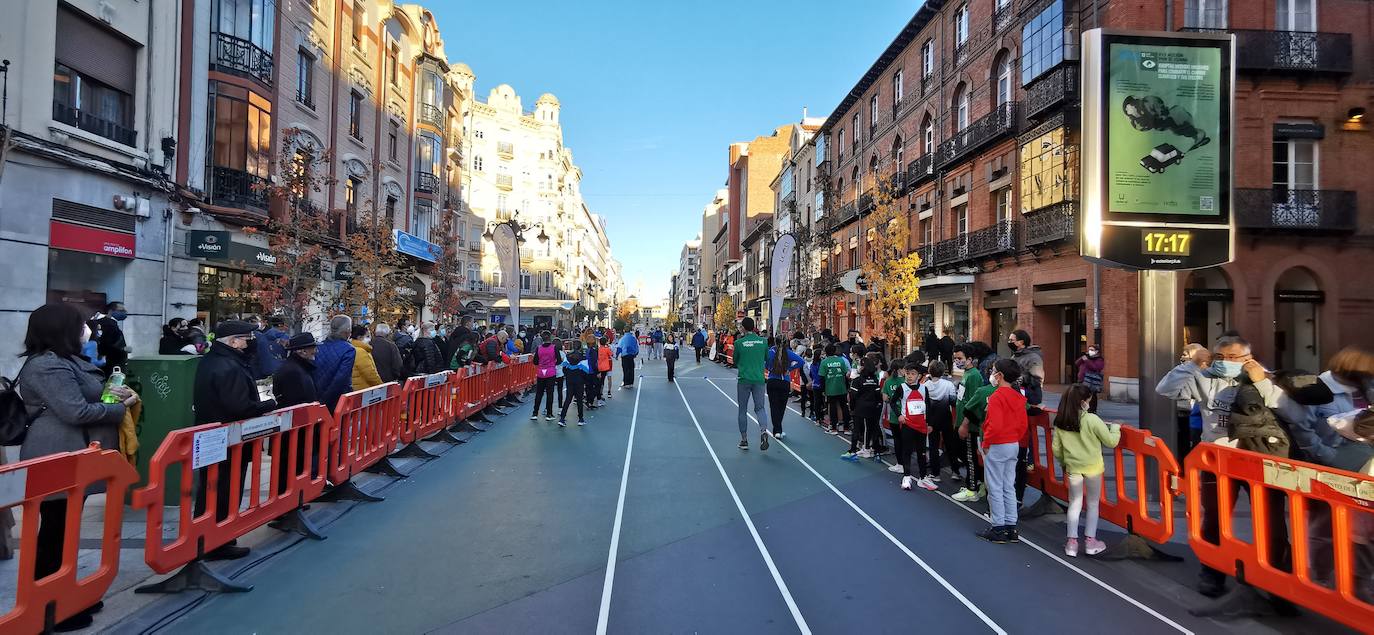 Más de 300 deportistas se han dado cita en esta peatonalizada arteria para realizar una exhibición de atletismo en la calle, ratificando así a Ordoño como un nuevo escenario leonés para practicar deporte al aire libre.