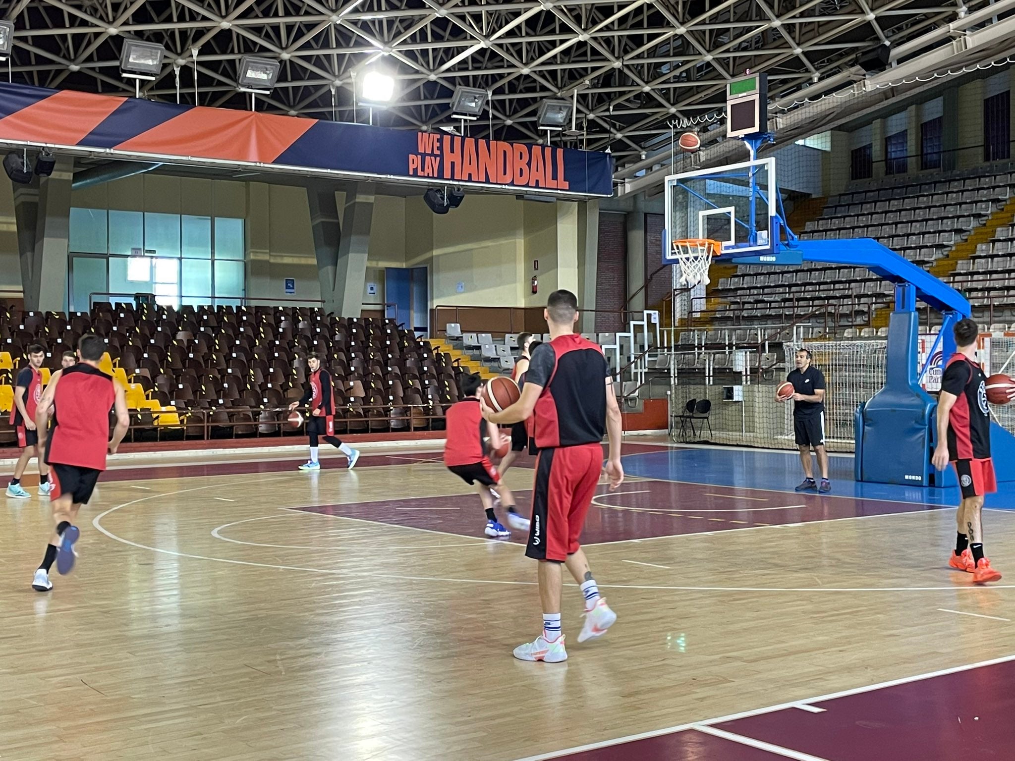 Basket León realiza prácticas de tiro en uno de los entrenamientos previos al encuentro ante el Silleda.