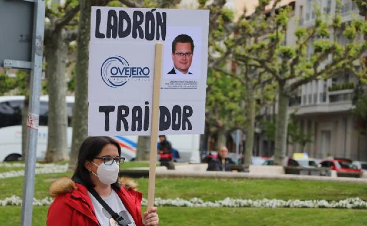 Una manifestante en una de las protestas contra Juan Pablo Ovejero. 