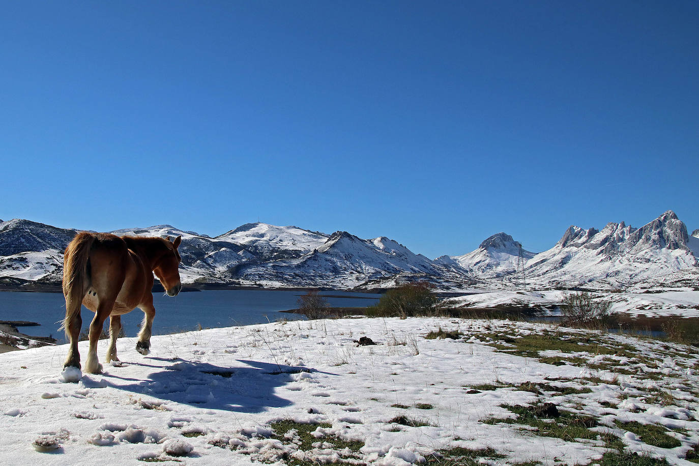 La primera nevada de la temporada cubre cumbres y valles en la comarca de la Tercia.