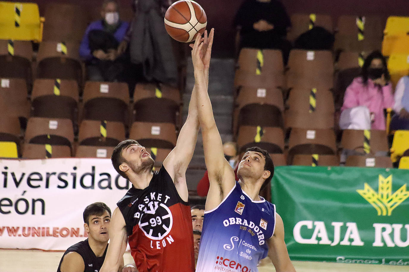 El conjunto de Luis Castillo da un golpe encima de la mesa tras doblegar a uno de los equipos punteros del Grupo A-B de Liga EBA.