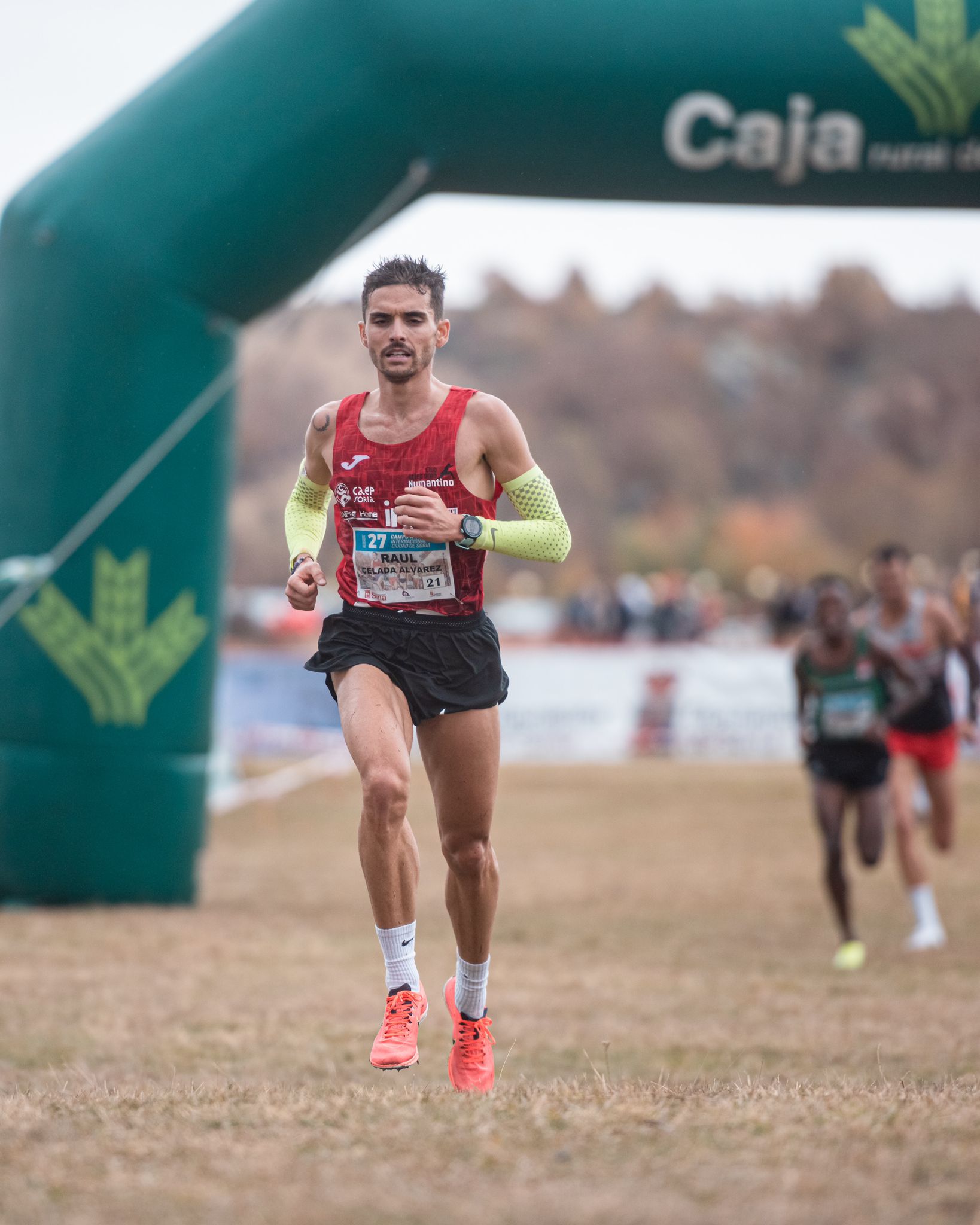 El corredor maragato ha finalizado el Cross Internacional de Donostia en la octava posición, clasificado como el segundo mejor atleta español.