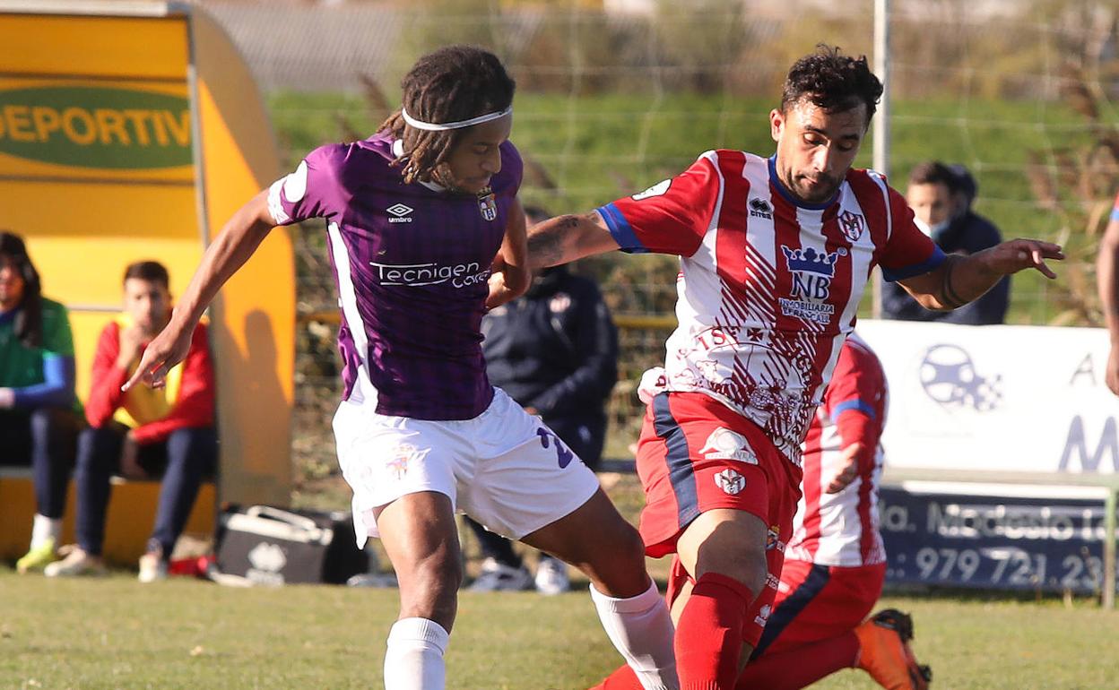 Un lance del encuentro entre Palencia y Atlético Bembibre.