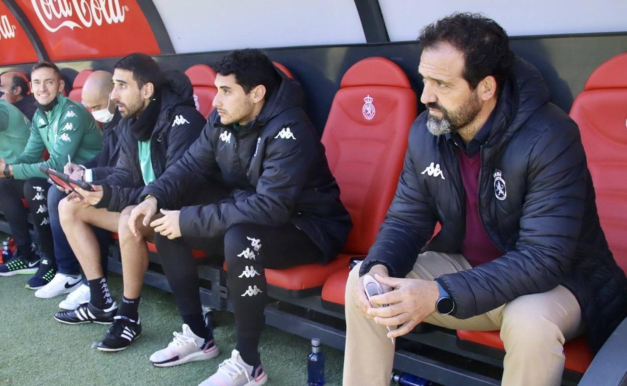 Ramón González, entrenador de la Cultural, sentado en el banquillo local.