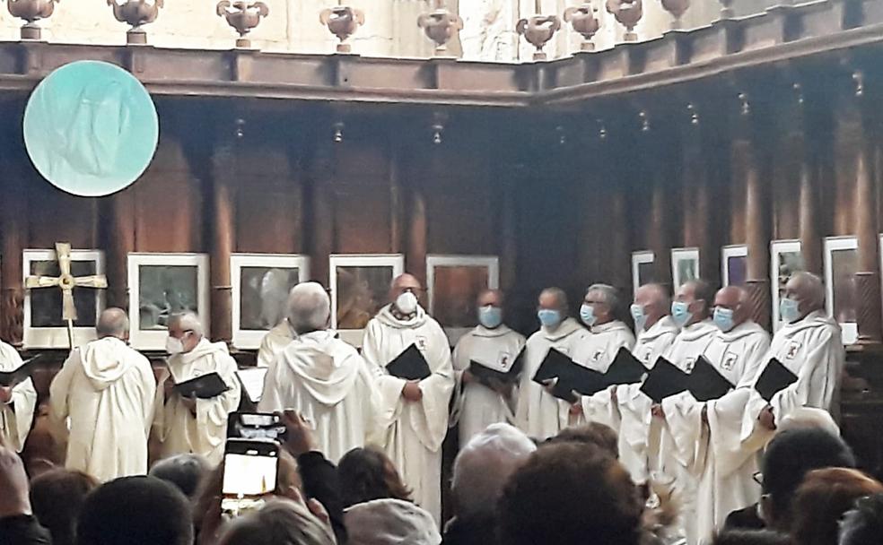 Los monjes ataviados con el sayal blanco de la orden del Císter recrearon este domingo los cantos.