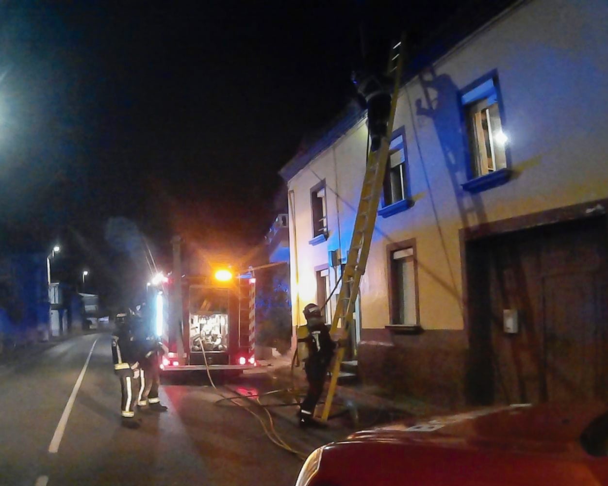 Los bomberos intervienen en un pequeño fuego en Castrillo de la Ribera, Cerulleda.