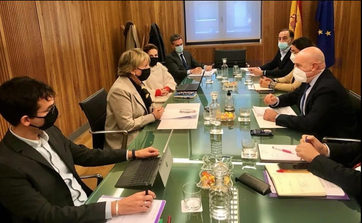 Un momento de la reunión entre los representantes de la CHD y de la Consejería de Agricultura, Ganadería y Desarrollo Rural. 