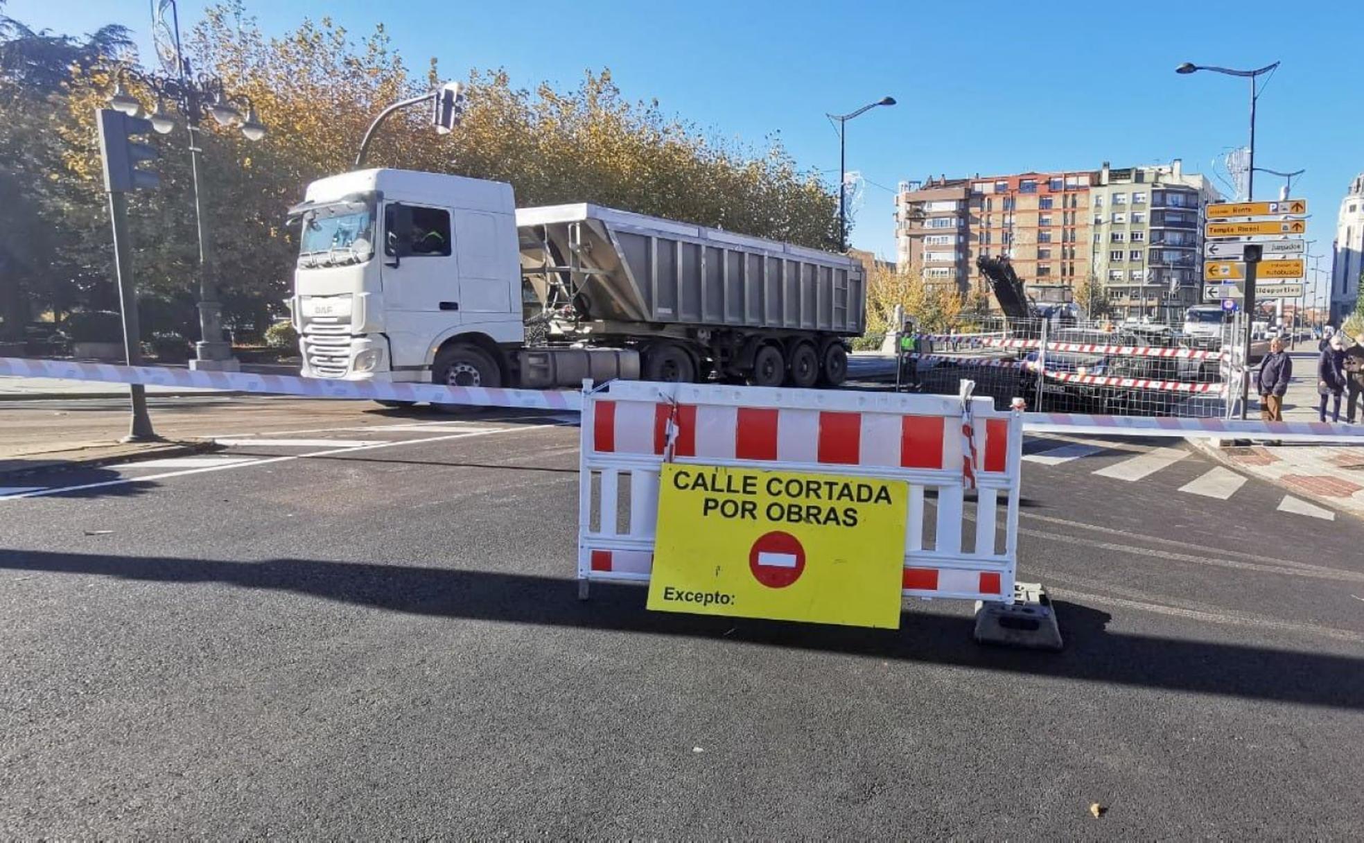 Las obras de asfaltado en el centro de León cierran durante una semana el  'Puente de los leones' 