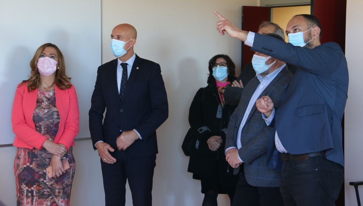 La delegada del Gobierno en Castilla y León, Virginia Barcones, visita el Centro de Alto Rendimiento de León. Junto a ella, el presidente de la Diputación, Eduardo Morán y el director del centro, Daniel Mateos.