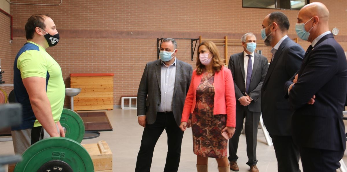 La delegada del Gobierno en Castilla y León, Virginia Barcones, visita el Centro de Alto Rendimiento de León. Junto a ella, el presidente de la Diputación, Eduardo Morán y el director del centro, Daniel Mateos.