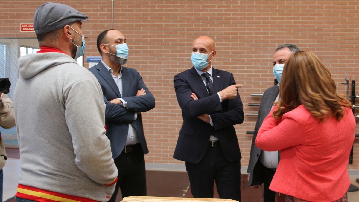 La delegada del Gobierno en Castilla y León, Virginia Barcones, visita el Centro de Alto Rendimiento de León. Junto a ella, el presidente de la Diputación, Eduardo Morán y el director del centro, Daniel Mateos.