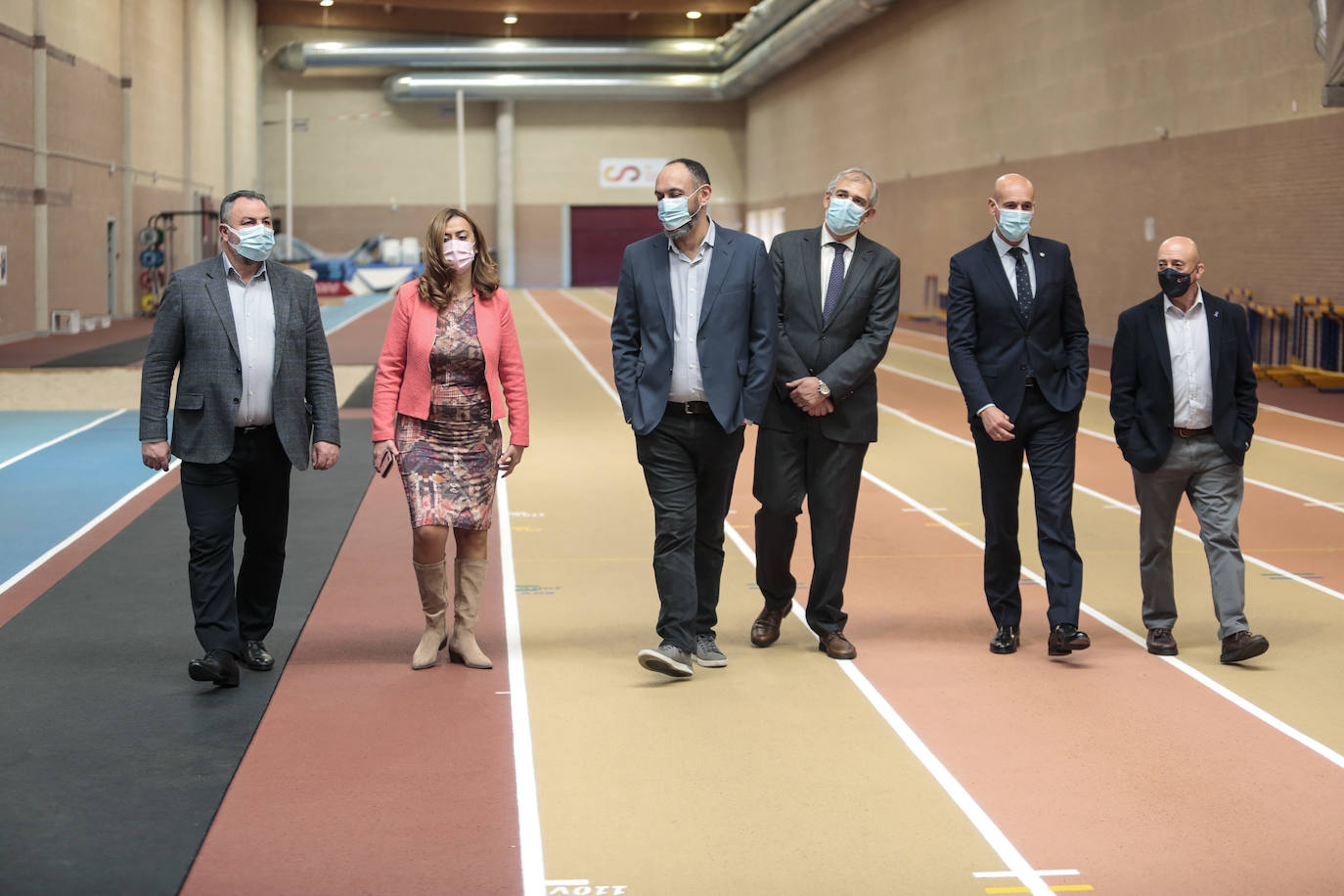 La delegada del Gobierno en Castilla y León, Virginia Barcones, visita el Centro de Alto Rendimiento de León. Junto a ella, el presidente de la Diputación, Eduardo Morán y el director del centro, Daniel Mateos.