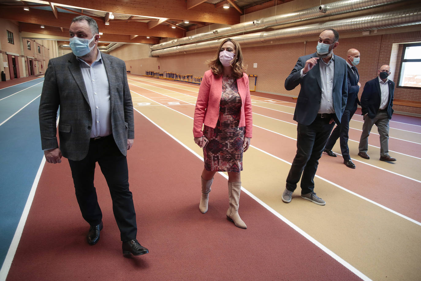 La delegada del Gobierno en Castilla y León, Virginia Barcones, visita el Centro de Alto Rendimiento de León. Junto a ella, el presidente de la Diputación, Eduardo Morán y el director del centro, Daniel Mateos.