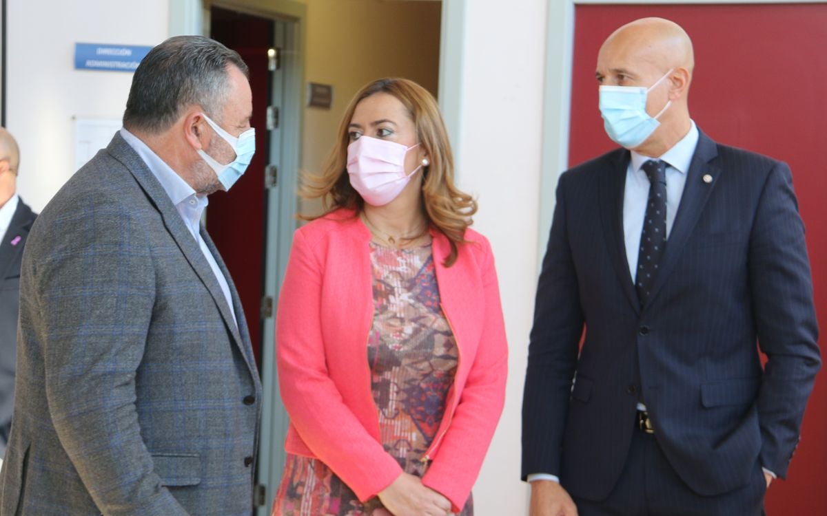 La delegada del Gobierno en Castilla y León, Virginia Barcones, visita el Centro de Alto Rendimiento de León. Junto a ella, el presidente de la Diputación, Eduardo Morán y el director del centro, Daniel Mateos.