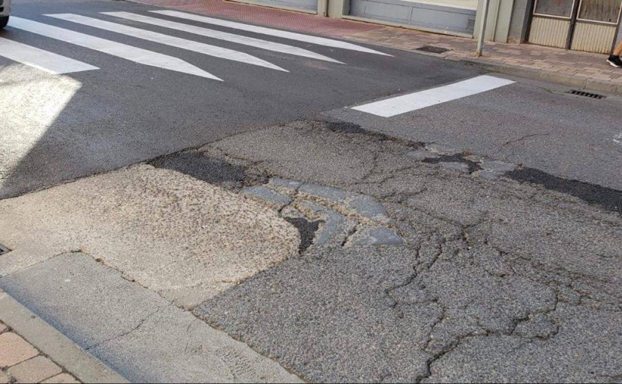 Imagen de una de las calles de Santa María del Páramo deteriorada.