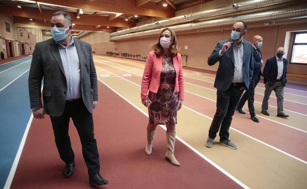 La delegada del Gobierno, Virginia Barcones, recorre las instalaciones del CAR de León junto a su director, Daniel Mateos, y al presidente de la Diputación, Eduardo Morán.