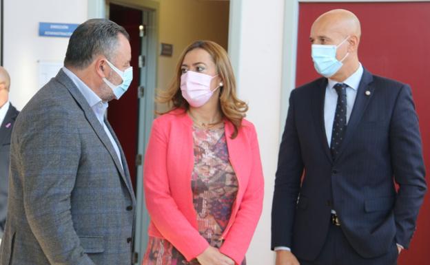 Virginia Barcones, delegada del Gobierno en Castilla y León, junto al alcalde de León, José Antonio Diez y el presidente de la Diputación, Eduardo Morán, en su visita al CAR de León.