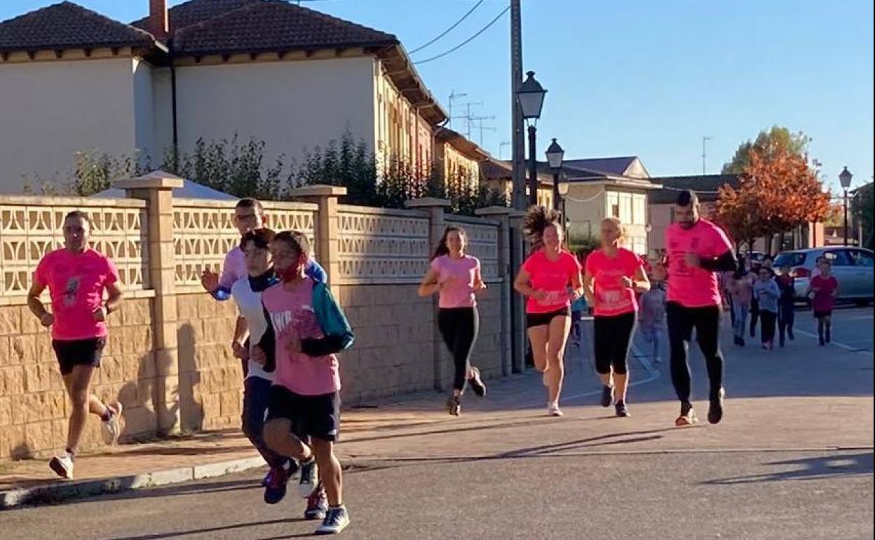 Corredores recorren kilómetros contra el cáncer en la primera edición de la marea rosa solidaria en Benavides de Órbigo.