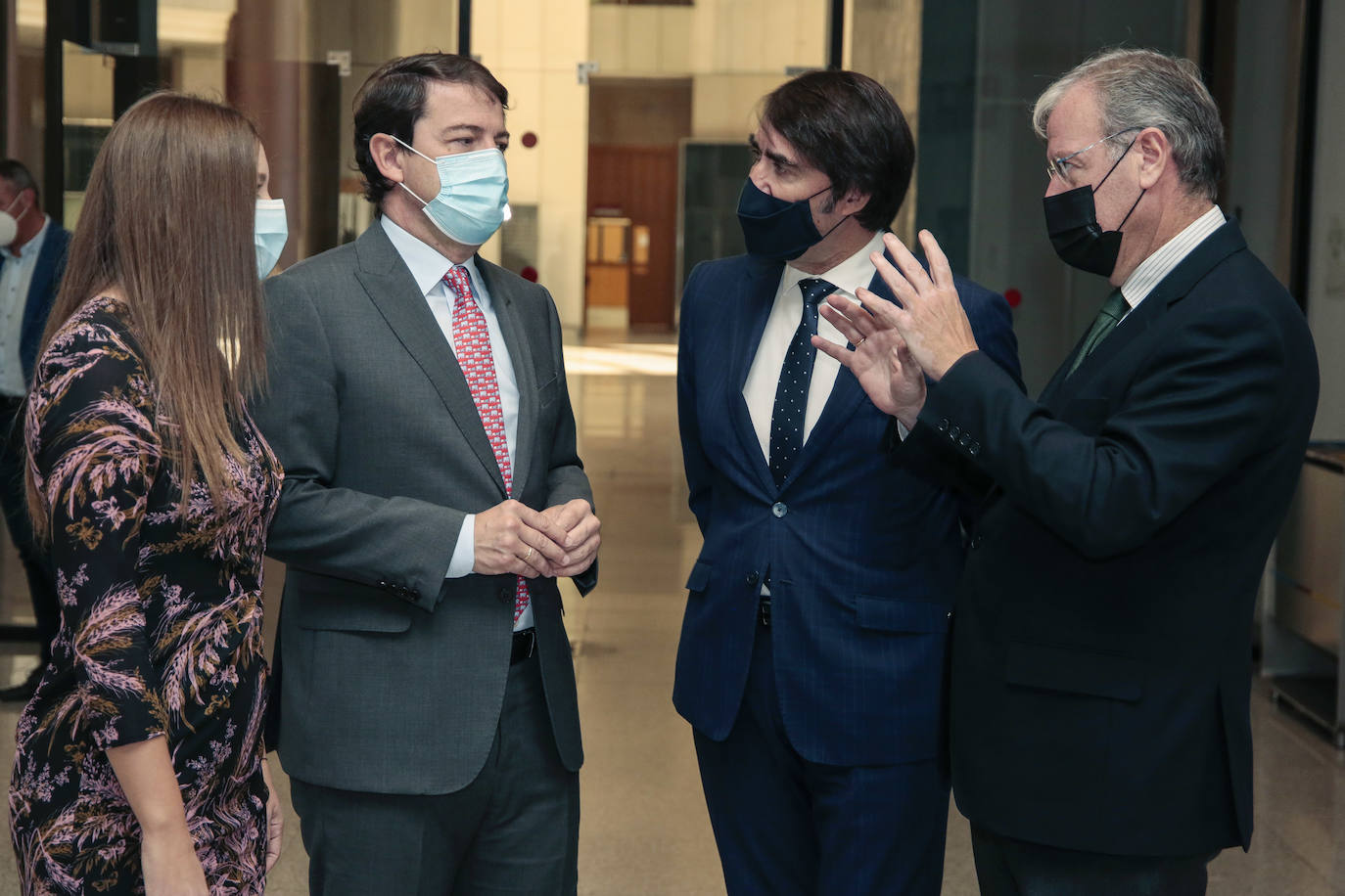 El presidente de la Junta de Castilla y León, Alfonso Fernández Mañueco, visita las obras del Conservatorio Profesional de Música de León. Junto a él, el consejero de Fomento, Juan Carlos Suárez-Quiñones y la delegada territorial de la Junta, Ester Muñoz.