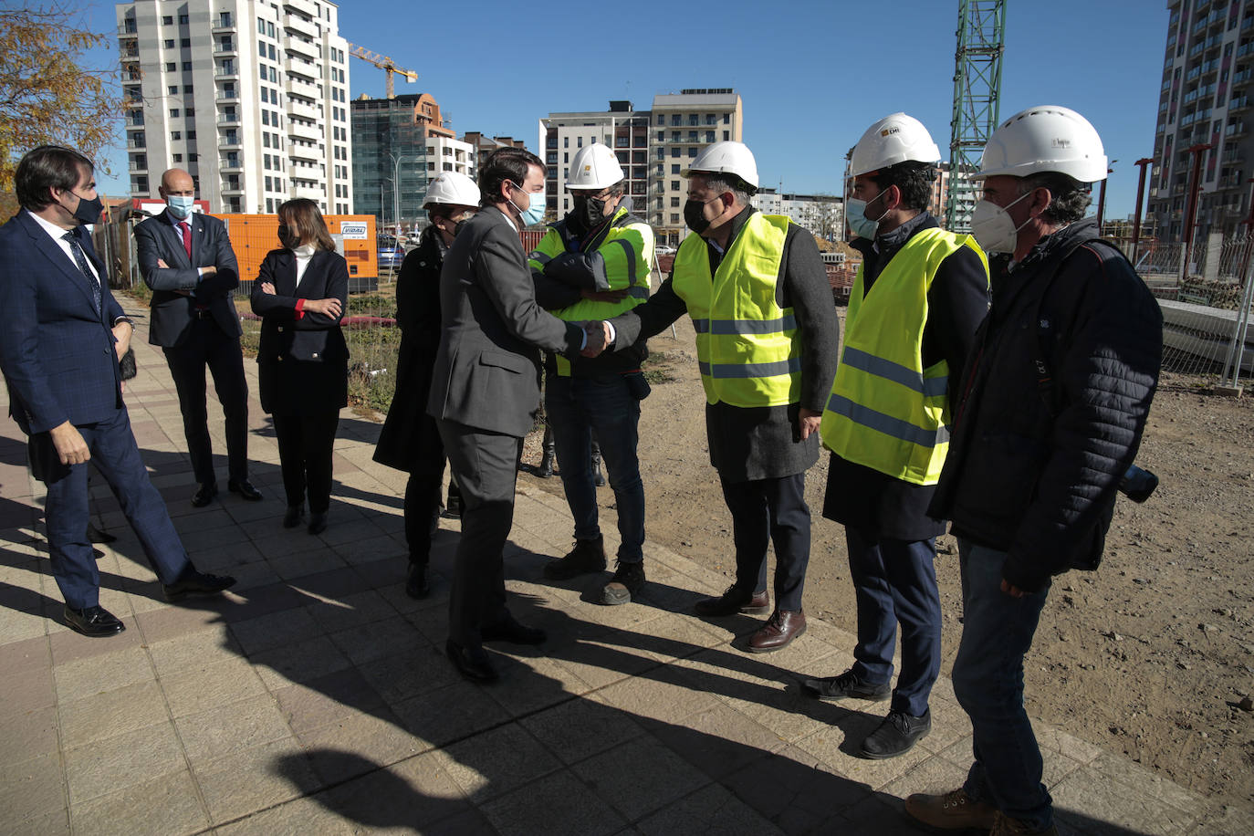 El presidente de la Junta de Castilla y León, Alfonso Fernández Mañueco, visita las obras del Conservatorio Profesional de Música de León. Junto a él, el consejero de Fomento, Juan Carlos Suárez-Quiñones y la delegada territorial de la Junta, Ester Muñoz.