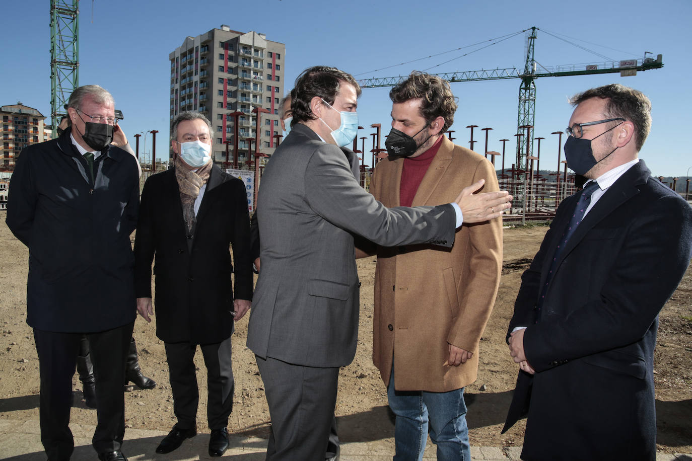 El presidente de la Junta de Castilla y León, Alfonso Fernández Mañueco, visita las obras del Conservatorio Profesional de Música de León. Junto a él, el consejero de Fomento, Juan Carlos Suárez-Quiñones y la delegada territorial de la Junta, Ester Muñoz.