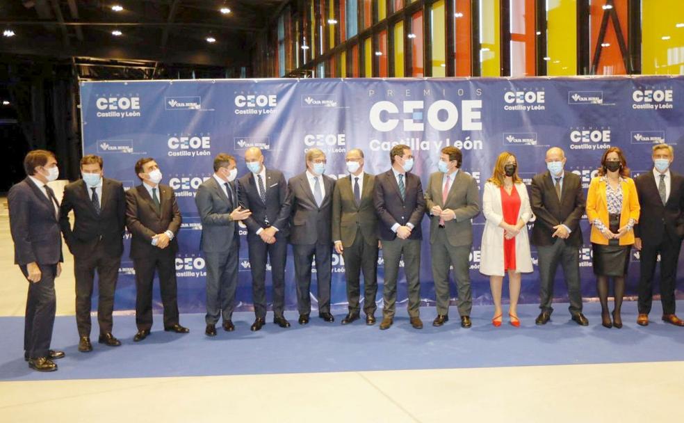 Foto de familia de las instituciones antes de la celebración de los premios. 