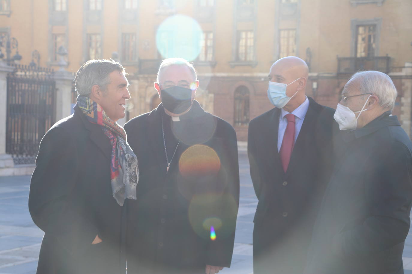 Las autoridades religiosas y políticas acompañaron al presidente de la CEOE al templo leonés.