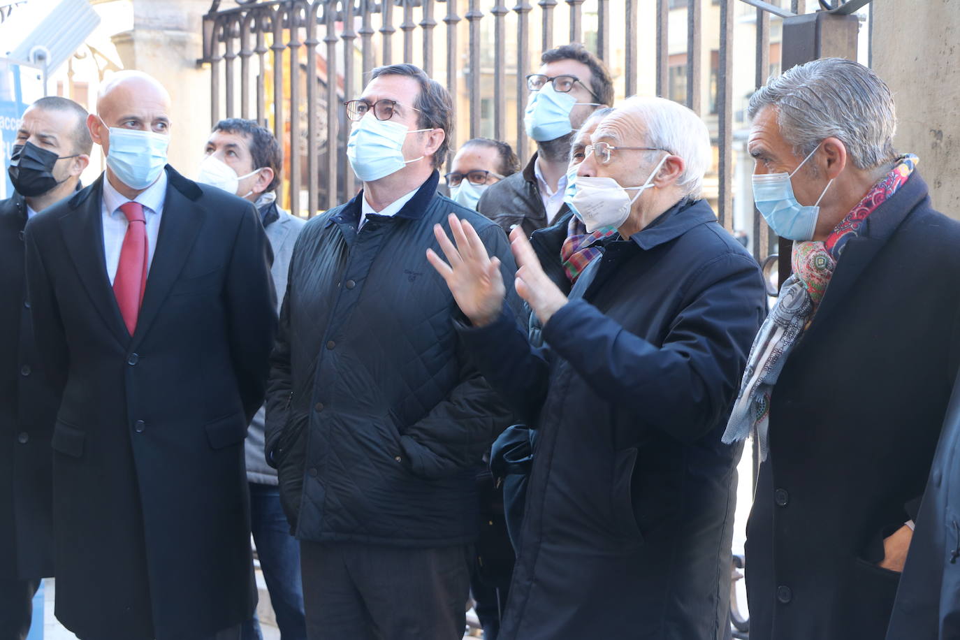 Las autoridades religiosas y políticas acompañaron al presidente de la CEOE al templo leonés.