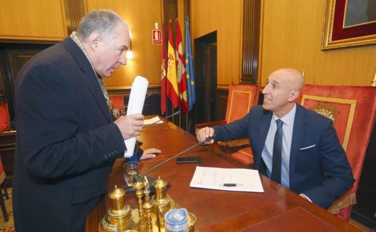 Eduardo López Sendino, portavoz de UPL, conversa con el alcalde de León.