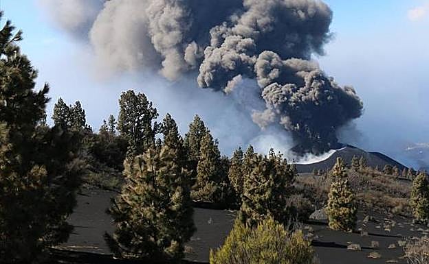 Nube de humo en el Cumbre Vieja.
